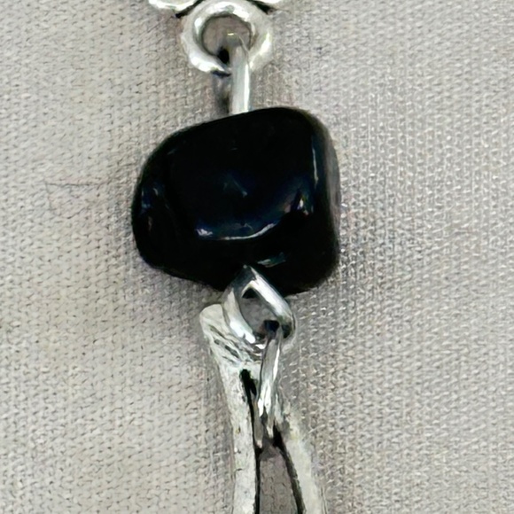 Silver Tone Crescent Moon Filigree Necklace w/Black Onyx Crystal/Stone Chips - Picture 6 of 15
